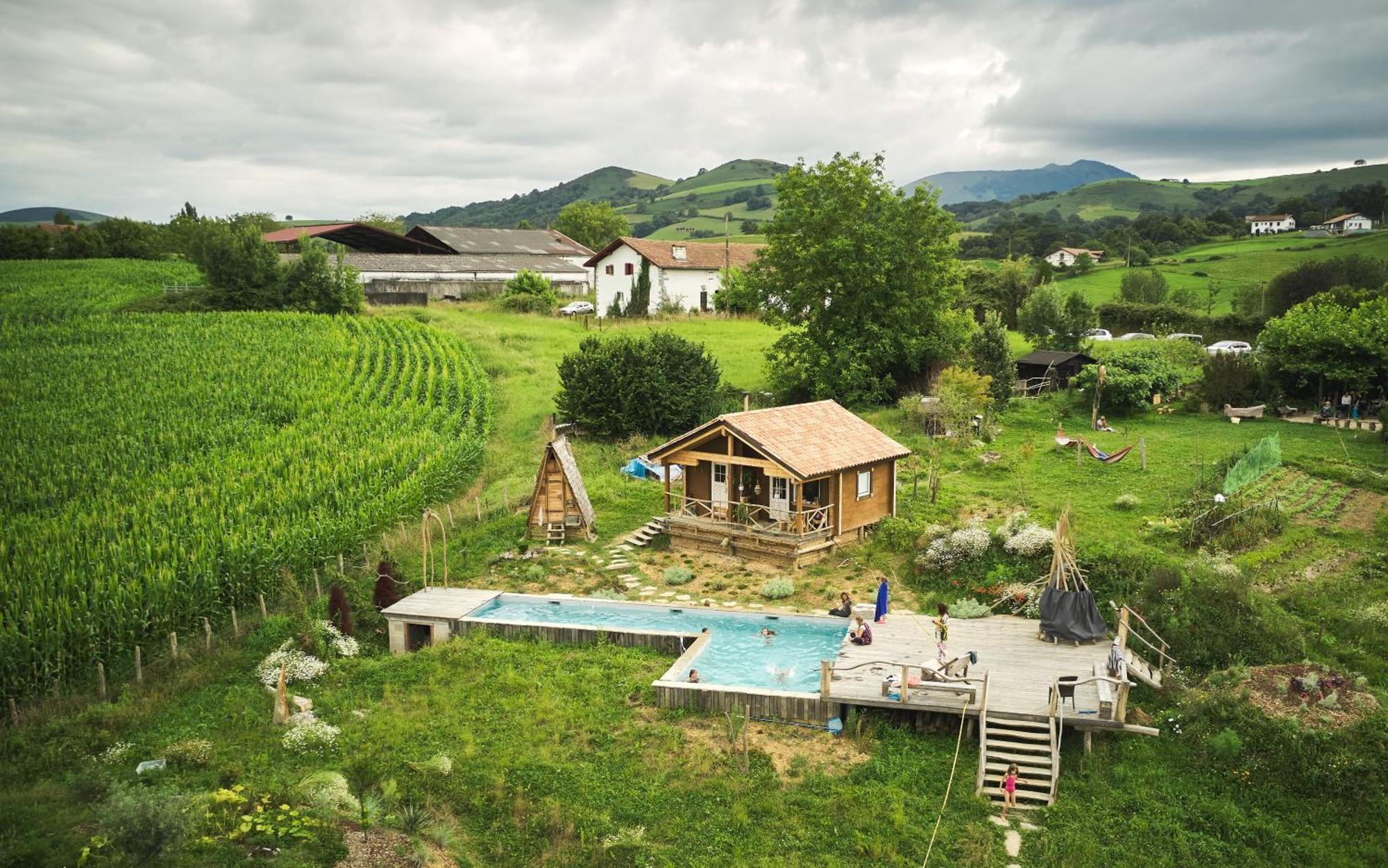 Les Fous Du Village Saint-Esteben Екстериор снимка
