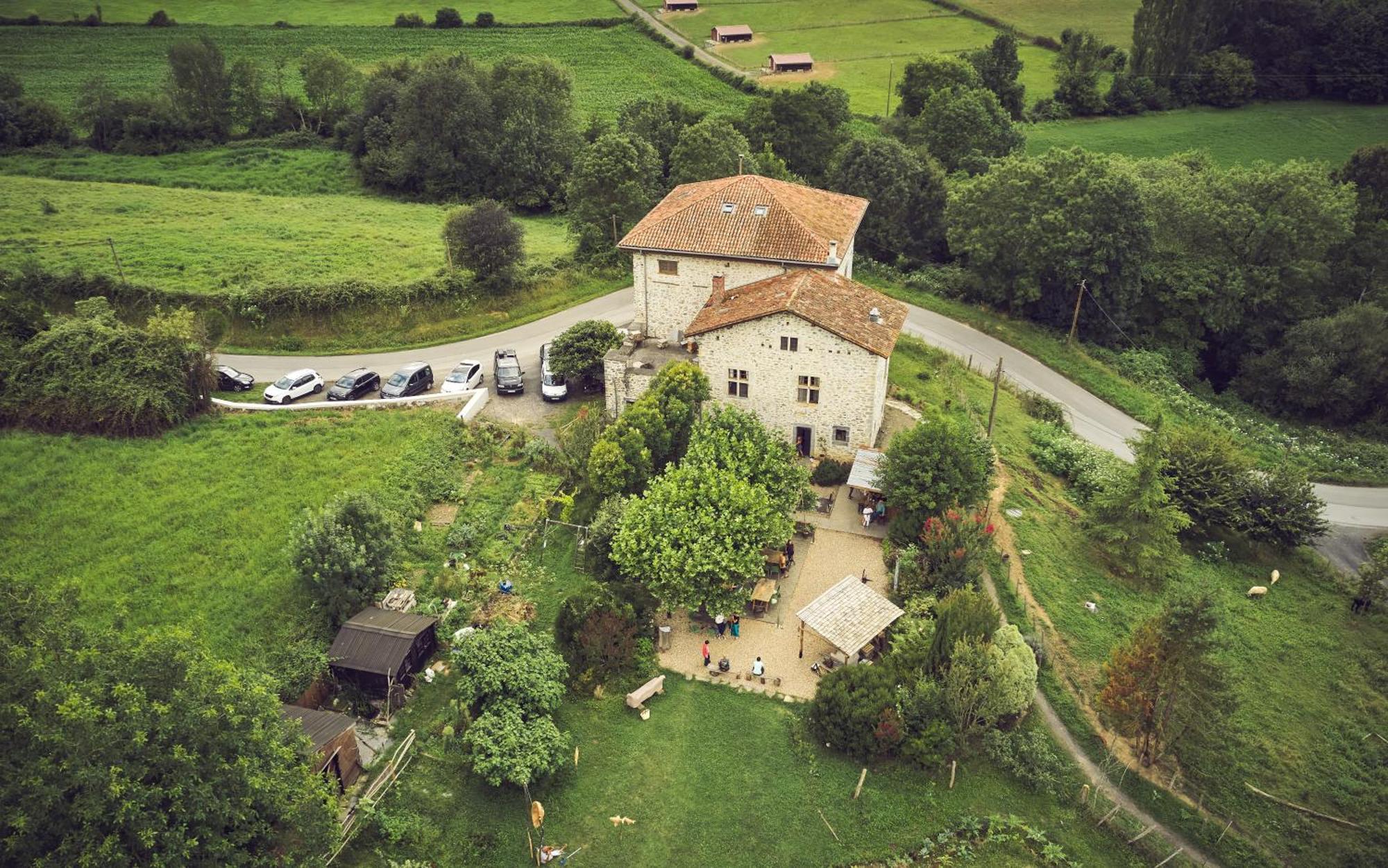 Les Fous Du Village Saint-Esteben Екстериор снимка