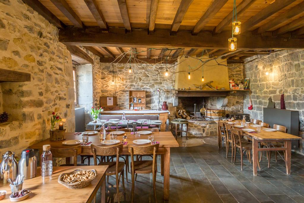 Les Fous Du Village Saint-Esteben Екстериор снимка