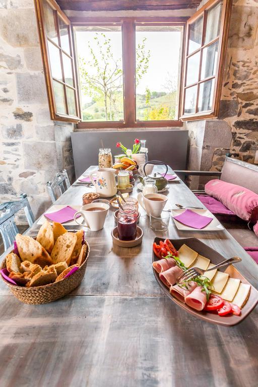 Les Fous Du Village Saint-Esteben Екстериор снимка