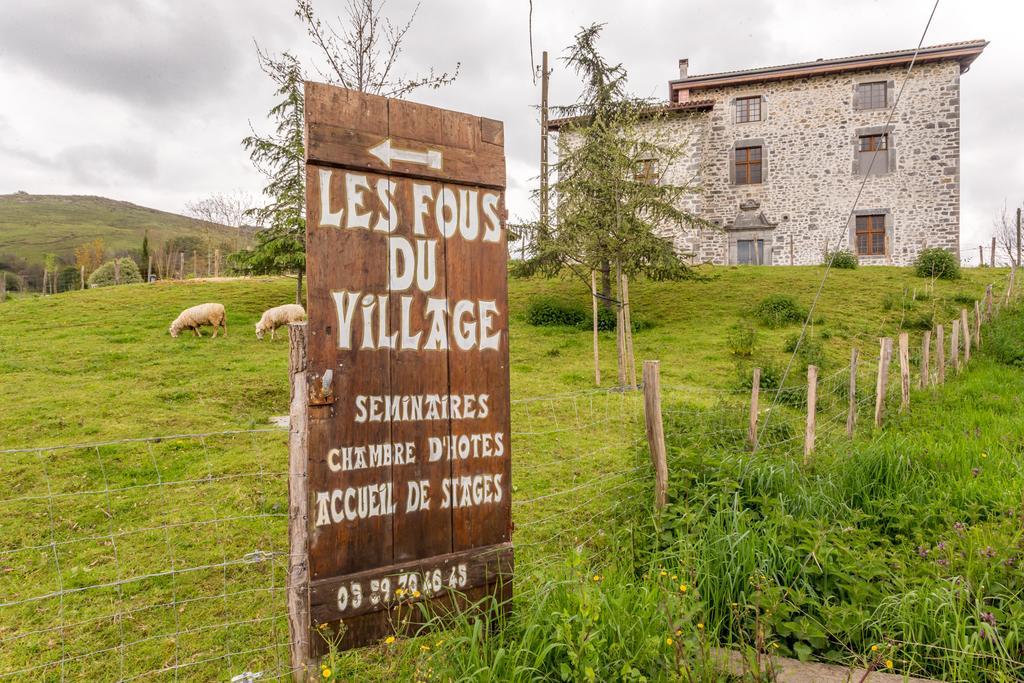 Les Fous Du Village Saint-Esteben Екстериор снимка