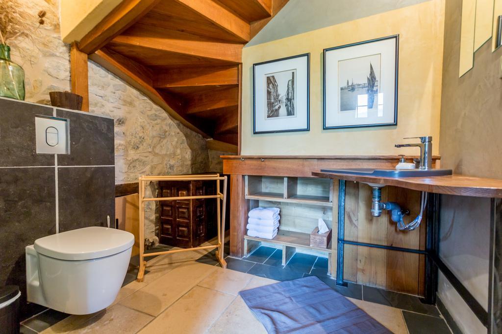 Les Fous Du Village Saint-Esteben Екстериор снимка