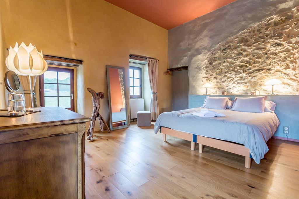 Les Fous Du Village Saint-Esteben Екстериор снимка